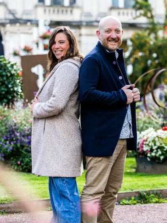Couple portant le Patron PDF Manteau AVOCAT pour toute la Famille, exemple de patron de couture pdf à télécharger, élégance intemporelle.