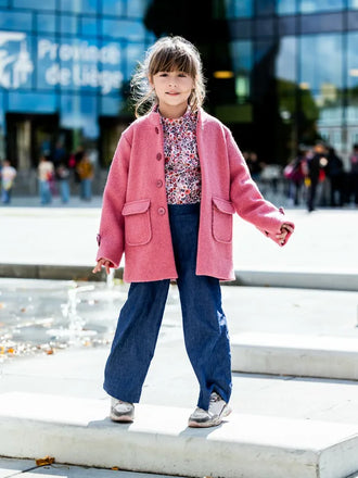 Enfant portant un manteau rose selon Patron PDF Manteau AVOCAT pour toute la Famille, un patron de couture pdf à télécharger.