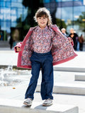 Enfant portant un manteau de style "Patron PDF Manteau AVOCAT pour toute la Famille", patron de couture pdf à télécharger.