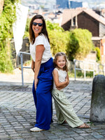Femme et enfant portant le Patron PDF PECAN pantalon à plis, vue en situation dans une ruelle pavée ensoleillée