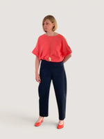 Patron PDF Pantalon Elio Femme XS-XXL, vue portée en sergé marine, taille haute fluide avec dégagement de jambe