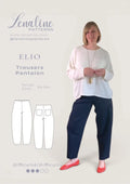 Femme portant le Patron PDF Pantalon Elio du XS au XXL, coupe droite en denim bleu marine, poches plaquées