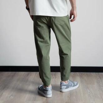 Vue arrière du Patron PDF Pantalon Homme EL CAPITANO du XS au XXL en vert olive, patron de couture pdf à télécharger.
