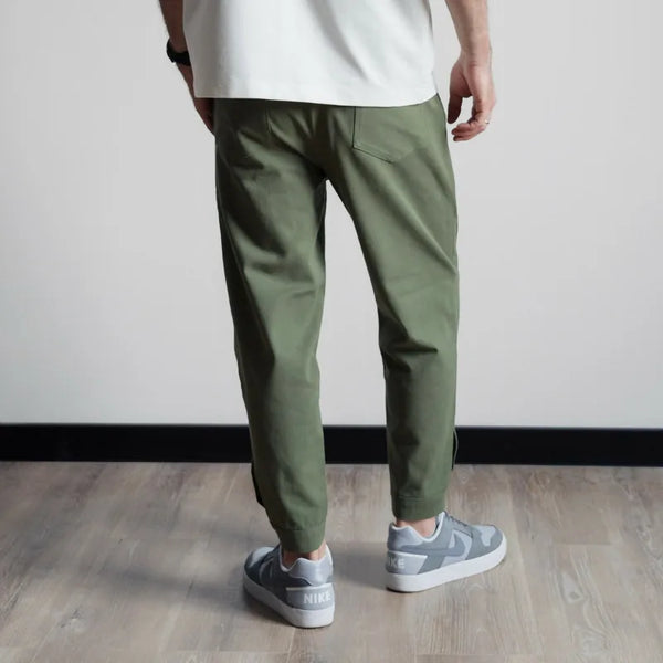 Vue arrière du Patron PDF Pantalon Homme EL CAPITANO du XS au XXL en vert olive, patron de couture pdf à télécharger.