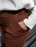 Femme portant le Patron PDF Pantalon Jasmin en sergé roux, vue de détail de la jambe et la poche