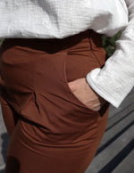 Femme portant le Patron PDF Pantalon Jasmin en sergé roux, vue de détail de la jambe et la poche
