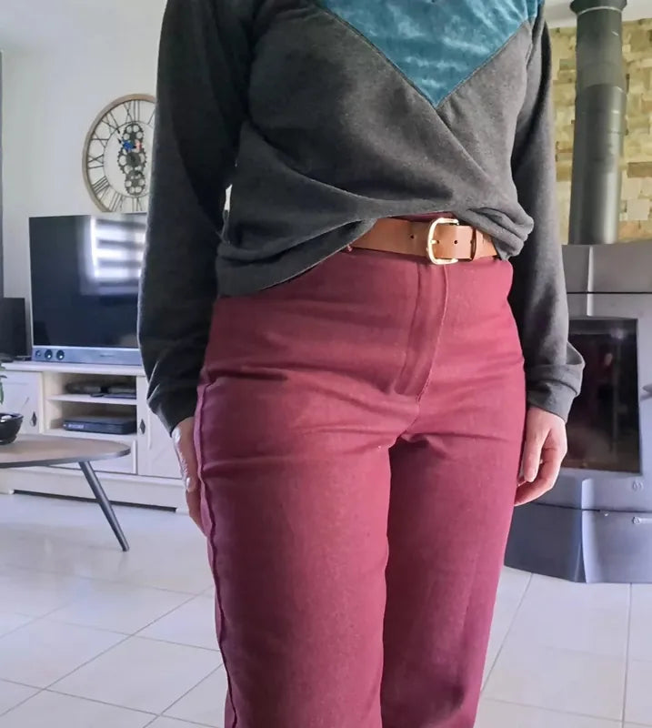 Femme portant le Patron PDF Pantalon Q du 32 au 60 en velours bordeaux, vue de dos, ceinture camel