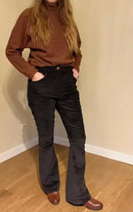 Patron PDF Pantalon Q Femme du 32 au 60, vue portée en sergé noir, coupe évasée, tombé fluide