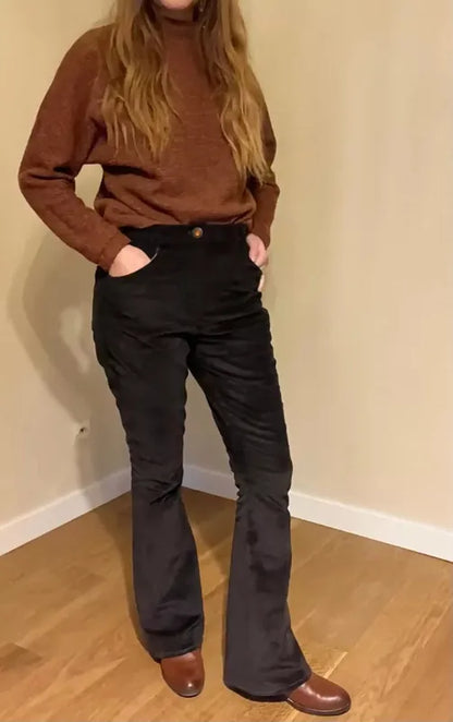 Patron PDF Pantalon Q Femme du 32 au 60, vue portée en sergé noir, coupe évasée, tombé fluide