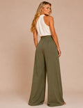 Femme portant le Patron PDF Pantalon LARA, vue arrière, pantalon large fluide en viscose kaki, top blanc cassé