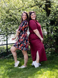 Deux femmes portant le Patron PDF Polo multi-manches Kiwi, dehors dans un jardin verdoyant, vue de dos souriantes