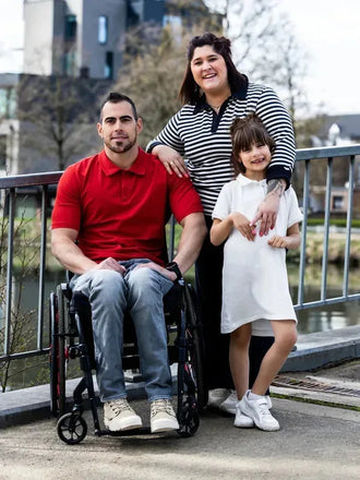 Famille portant le Patron PDF Polo multi-manches Kiwi, du XS au XXL, en coton jersey, à l'extérieur