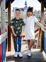 Patron PDF Polo multi-manches Kiwi, enfant portant le modèle en vert à motifs, vue de face en coton