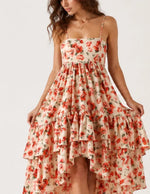 Patron PDF Robe ELLA femme du 30 au 58, vue portée, robe courte à fleurs rouges et ceinture froncée