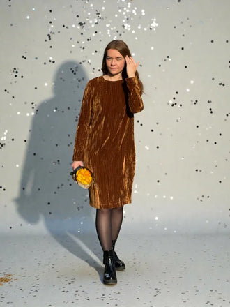 Femme portant le Patron PDF Robe Zoya du XXS à XL, robe col rond en velours côtelé bronze, manches longues, coupe droite