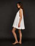 Patron PDF Robe LARA femme du 30 au 58, vue de profil en lin blanc, coupe évasée, dos ouvert