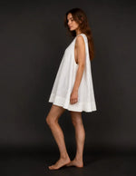 Patron PDF Robe LARA femme du 30 au 58, vue de profil en lin blanc, coupe évasée, dos ouvert