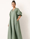 Femme portant le Patron PDF Robe longue IRIS du 30 au 58, manches bouffantes, lin kaki, vue de face