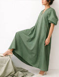 Femme portant le Patron PDF Robe Longue IRIS, manches bouffantes en lin vert sage, fluide et élégant