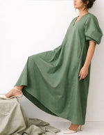 Femme portant le Patron PDF Robe Longue IRIS, manches bouffantes en lin vert sage, fluide et élégant