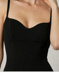 Femme portant le Patron PDF Robe Longue SILKA, bustier noir épousant la silhouette, vue de face