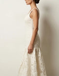 Patron PDF Robe ROSALI femme du 30 au 58, vue de profil, robe longue à découpe asymétrique en broderie anglaise crème
