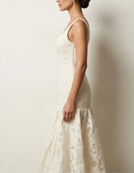 Patron PDF Robe ROSALI femme du 30 au 58, vue de profil, robe longue à découpe asymétrique en broderie anglaise crème