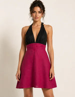 Femme portant le Patron PDF Robe SOLEA du 30 au 58, corsage noir et jupe patineuse bordeaux