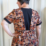Femme portant le Patron PDF Robe courte Pomme Golden, vue de dos, manches courtes, dos ajouré en floral