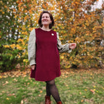 Femme portant le Patron PDF Robe Néris du 32 au 52, en velours bordeaux et manches lin, automne