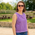 Femme portant le Patron PDF Top Néris du 32 au 52, rayé rose et bleu, col ondulé, en extérieur
