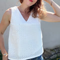 Femme portant le Patron PDF Robe et Top Néris en broderie anglaise blanche, vue de face en extérieur
