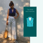 Femme portant le Patron PDF Top plissé sans manches Pelagia, version top bleu marine avec pantalon blanc