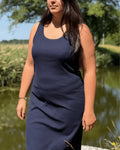 Patron PDF Robe Cotelle du 32 au 52, robe droite en jersey bleu marine, femme au bord de l'eau