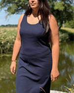 Patron PDF Robe Cotelle du 32 au 52, robe droite en jersey bleu marine, femme au bord de l'eau