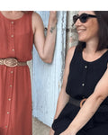 Femme portant le Patron PDF Robe Aliz du 32 au 52 en viscose rouge, ceinture paille, devant mur blanc