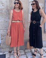 Patron PDF Robe Aliz du 32 au 52, vue n°5 en viscose, deux femmes portant la robe fluide boutonnée avec ceinture