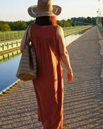 Femme portant le Patron PDF Robe Aliz du 32 au 52 en viscose, robe longue fluide rouille