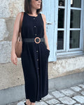 Femme portant le Patron PDF Robe Aliz du 32 au 52, robe longue noire boutonnée avec ceinture marron