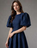 Patron PDF Robe longue Olga du 30 au 58, manches bouffantes courtes en denim, vue portée de face