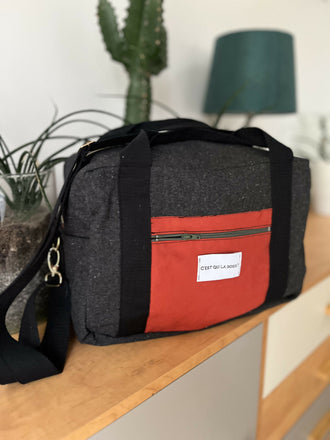 Sac 48H sur une table, patron de couture pdf à télécharger inclus. Patron PDF Sac 48H pour week-ends, sport, et escapades.