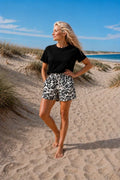 Patron PDF Short Figuette Femme du 34 au 54, porté à la plage en coton imprimé noir et blanc