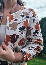 Patron PDF Sweat ALPIN Adulte du XXS au 6XL porté, avec motif floral zipé, patron de couture pdf à télécharger, moderne et confortable.