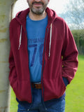 Homme portant un sweat à capuche rouge, modèle Patron PDF Sweat ALPIN Adulte du XXS au 6XL, patron de couture pdf à télécharger.