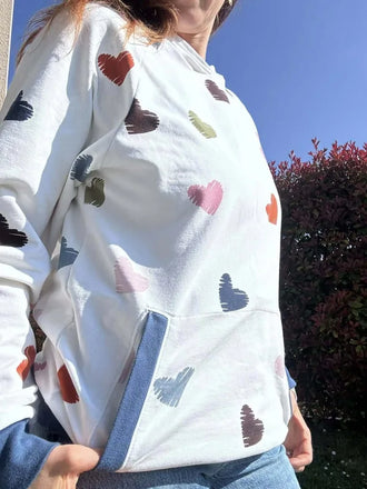 Patron PDF Sweat ATLAS Adulte du XXS au 6XL, sweat blanc à motif cœur, poche kangourou, col bord-côte visible, patron de couture pdf à télécharger