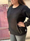 Patron PDF Sweat ATLAS Adulte du XXS au 6XL, modèle noir, patron de couture pdf à télécharger, femme portant le sweat.