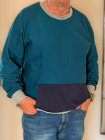 Modèle portant un Patron PDF Sweat ATLAS Adulte du XXS au 6XL, patron de couture pdf à télécharger avec poche kangourou.