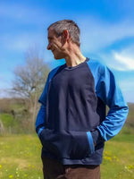 Homme portant le Patron PDF Sweat ATLAS Adulte du XXS au 6XL en extérieur.