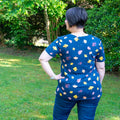 Femme portant le Patron PDF T-Shirt Femme manches courtes Pomélo du 34 au 56 dans un jardin, patron de couture pdf à télécharger.