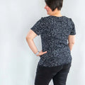 Dos du Patron PDF T-Shirt Femme manches courtes Pomélo du 34 au 56, exemple de réalisation en tissu imprimé, patron de couture pdf à télécharger